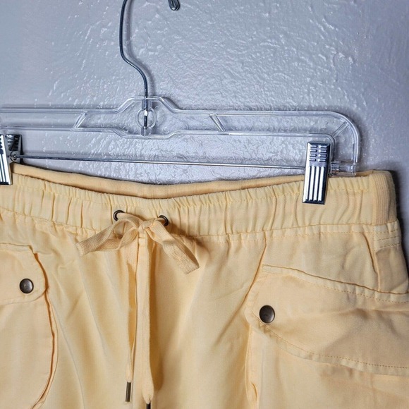 Free People Movement Athletic Shorts yellow Size Medium Running Walk Yoga pocket - Picture 3 of 6